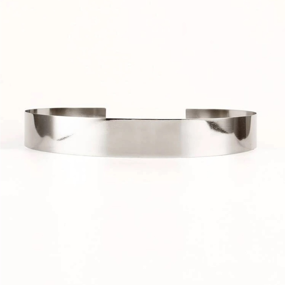 Sleek Silver Women’s Belt